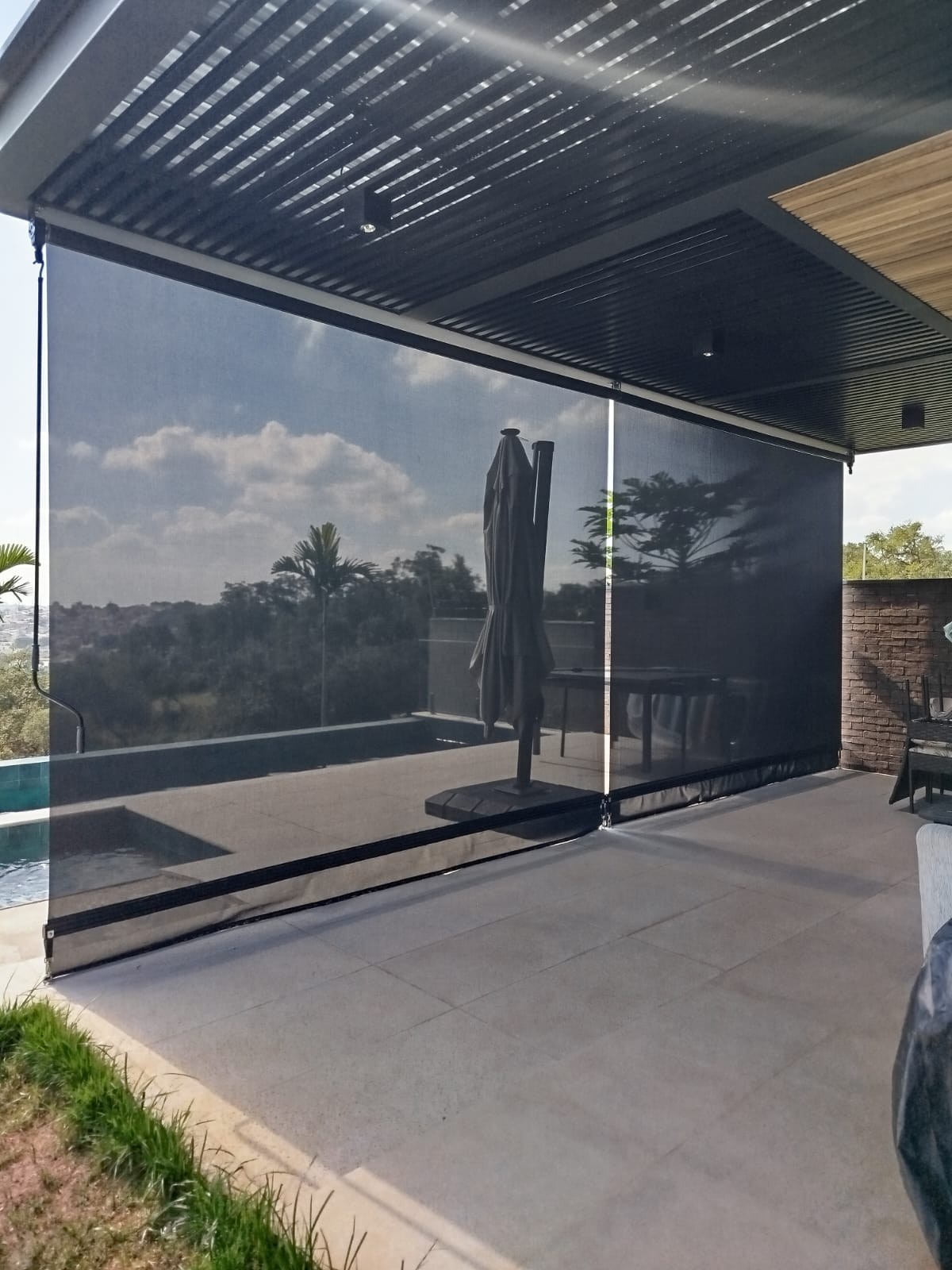 Cortinas externas em tela solar com visão externa