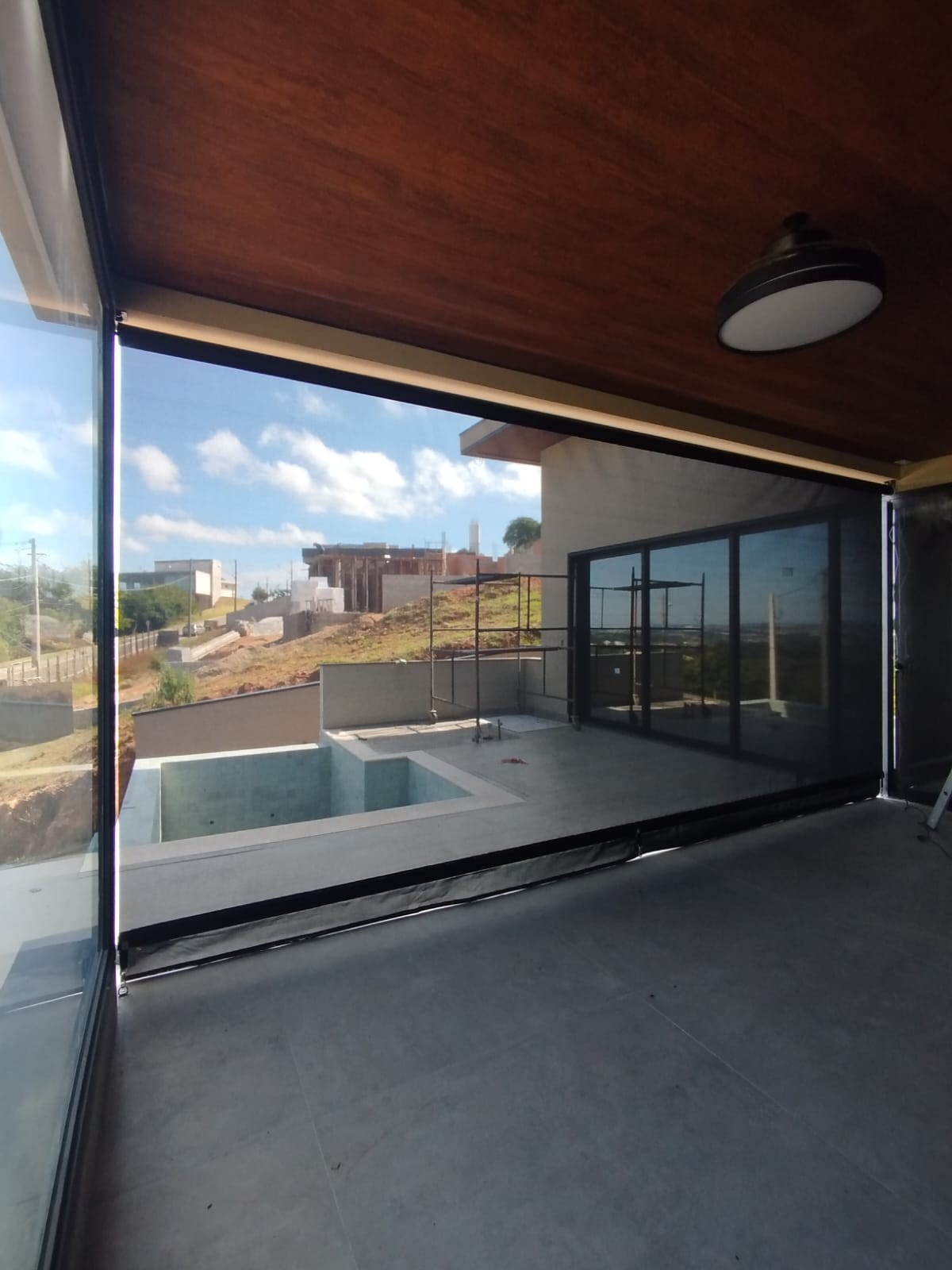 Cortinas externas pretas em cobertura residencial