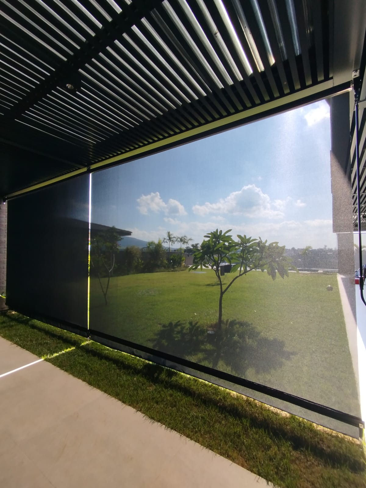 Cortina tela solar com transparência e ventilação