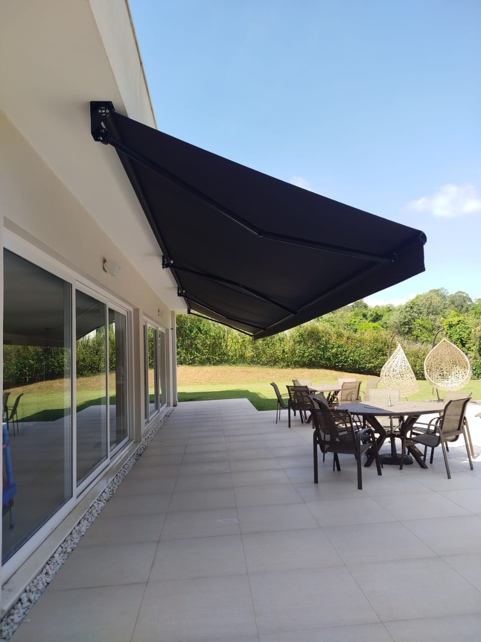 Toldo articulado preto instalado — proteção UV e conforto térmico