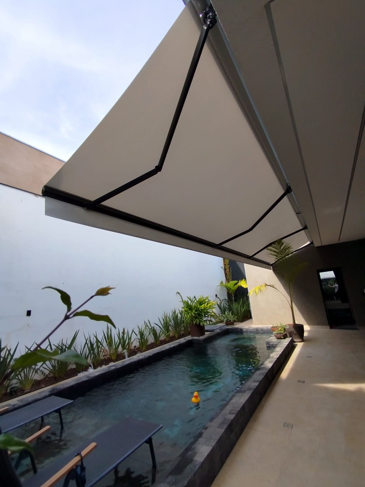 Toldo articulado italiano em residência de alto padrão